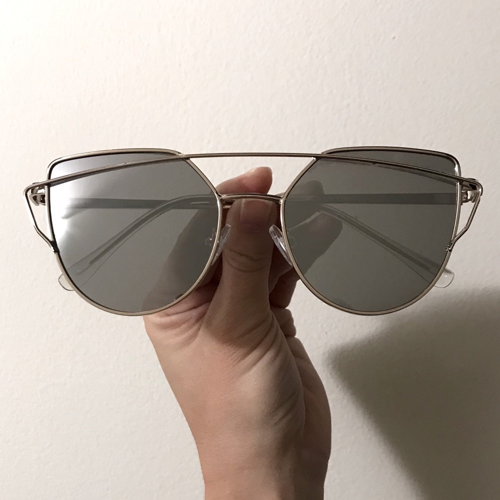 Quay Australia Silver Mirrow sunglasses with case